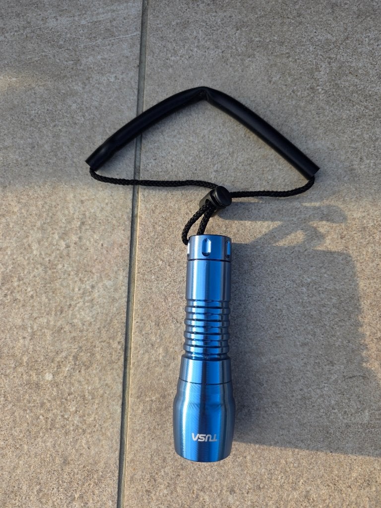TUSA TUL-410 Compact LED Back-up Duiklamp (Metallic Blauw), Sports nautiques & Bateaux, Enlèvement, Comme neuf, Lampe de plongée