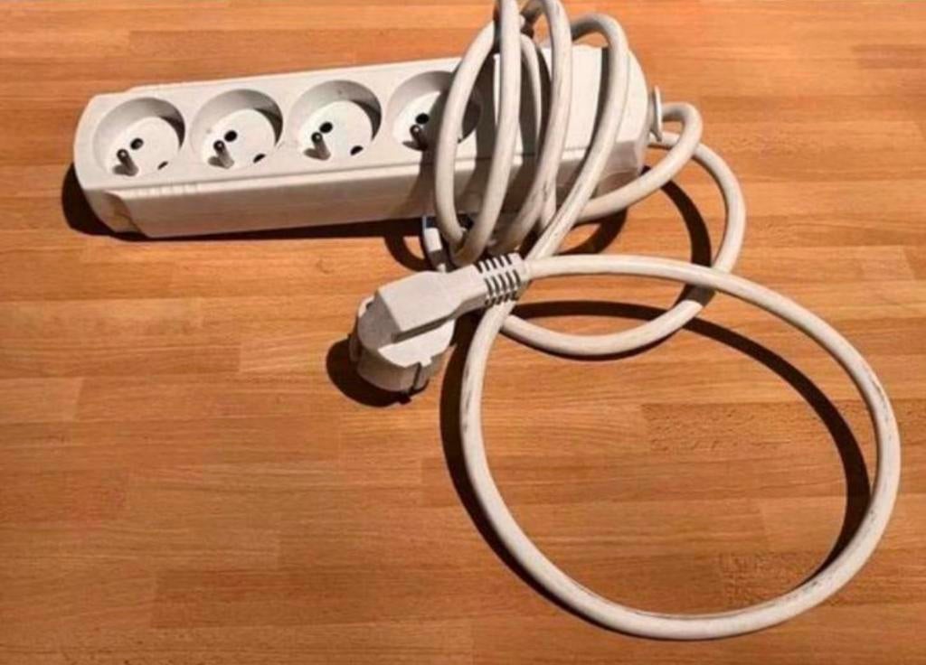 Rallonge électrique 4 prises 2m40, Envoi, Comme neuf