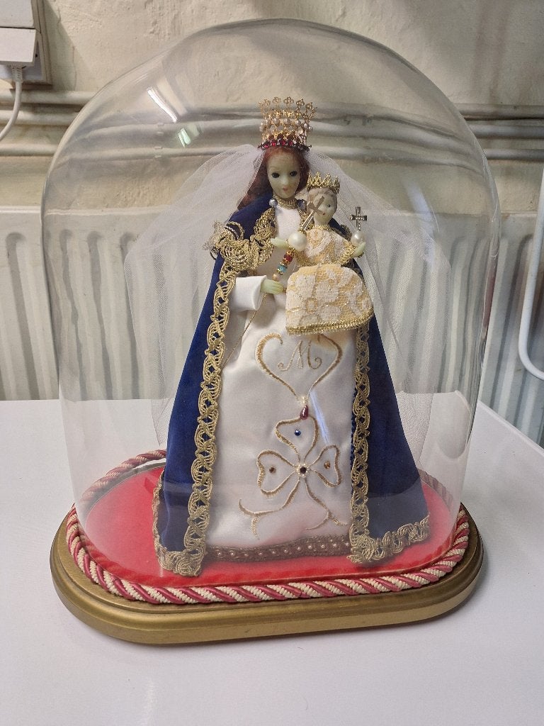 Mooi Mariabeeld onder een stolp., Ophalen