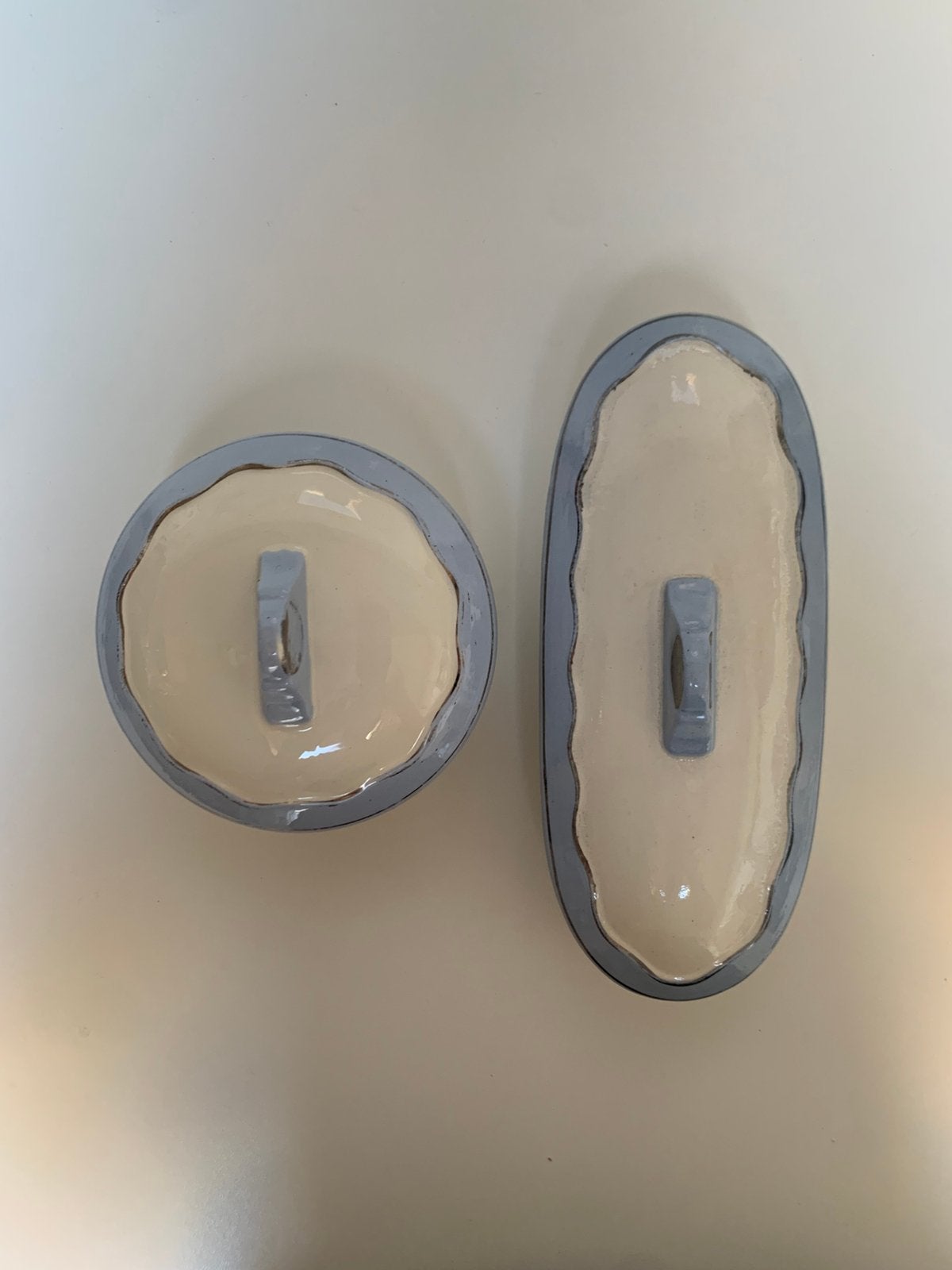 Ensemble plat à gâteau et beurrier Boch Frères années 1930), Antiquités & Art, Enlèvement ou Envoi