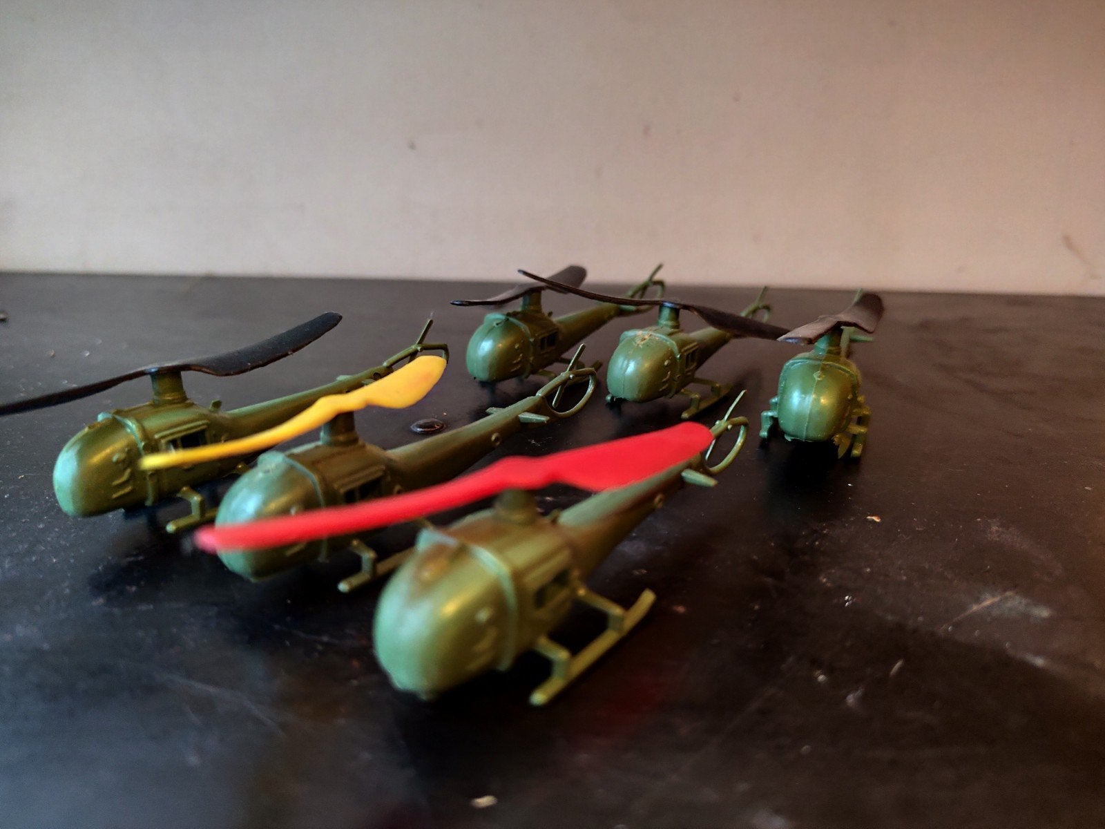 6 hélicoptères militaires en plastique miniatures