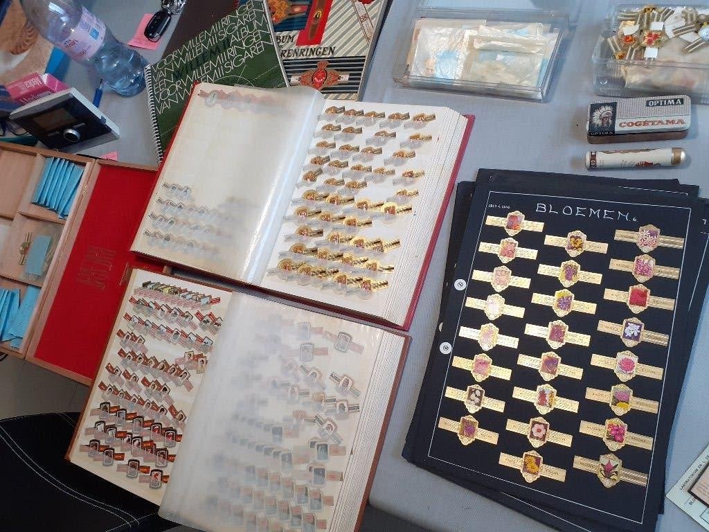 Sigarenbandjes , ganse tafel vol met albums e.d., Verzamelen, Ophalen, Sigarenbandjes