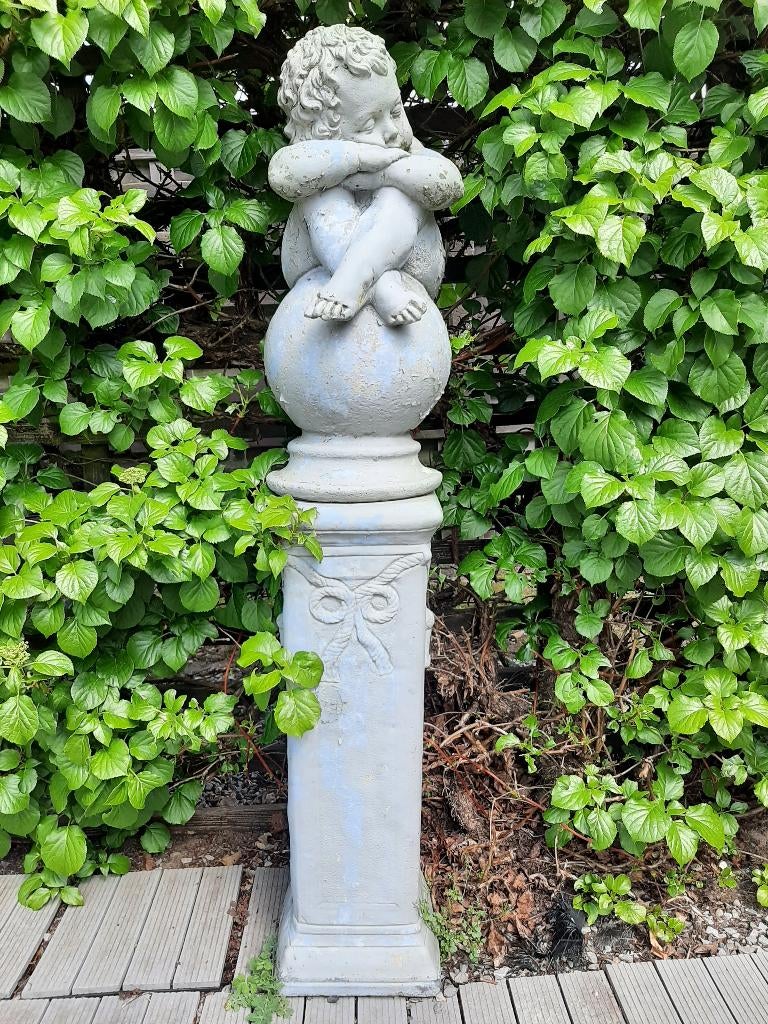 Tuinbeeld (op sokkel)  -  Slapende jongen op bol, Tuin en Terras, Ophalen, Gebruikt, Beton, Mensenbeeld