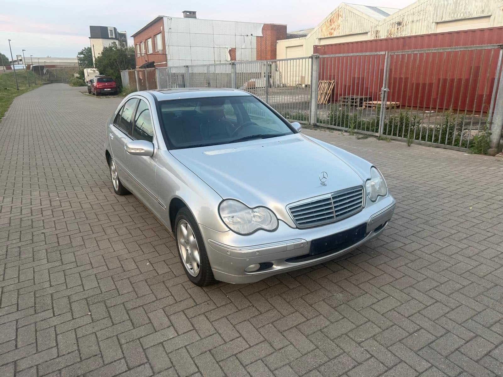MERCEDES C240 2.6 BENZIN V6 AUTOMAAT 2001 190000KM AC 163PK, Auto's, Mercedes-Benz, Leder, Particulier, 26 cc, Zilver of Grijs