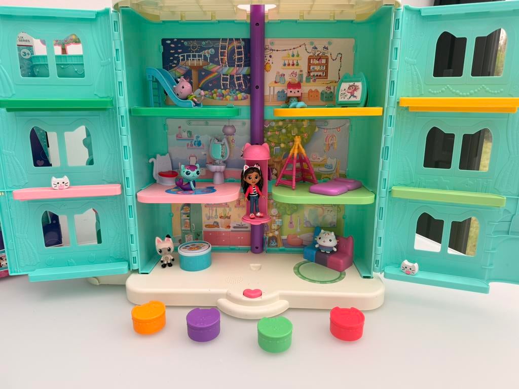 Gabby‘s poppenhuis ingericht// keuken //Carlita’s auto, Kinderen en Baby's, Speelgoed | Poppenhuizen, Ophalen, Zo goed als nieuw