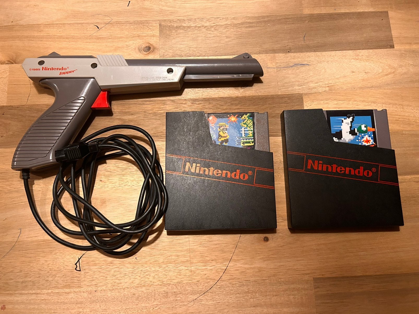 Nintendo NES - Zapper en 2 games, Games en Spelcomputers, Ophalen of Verzenden, Zo goed als nieuw