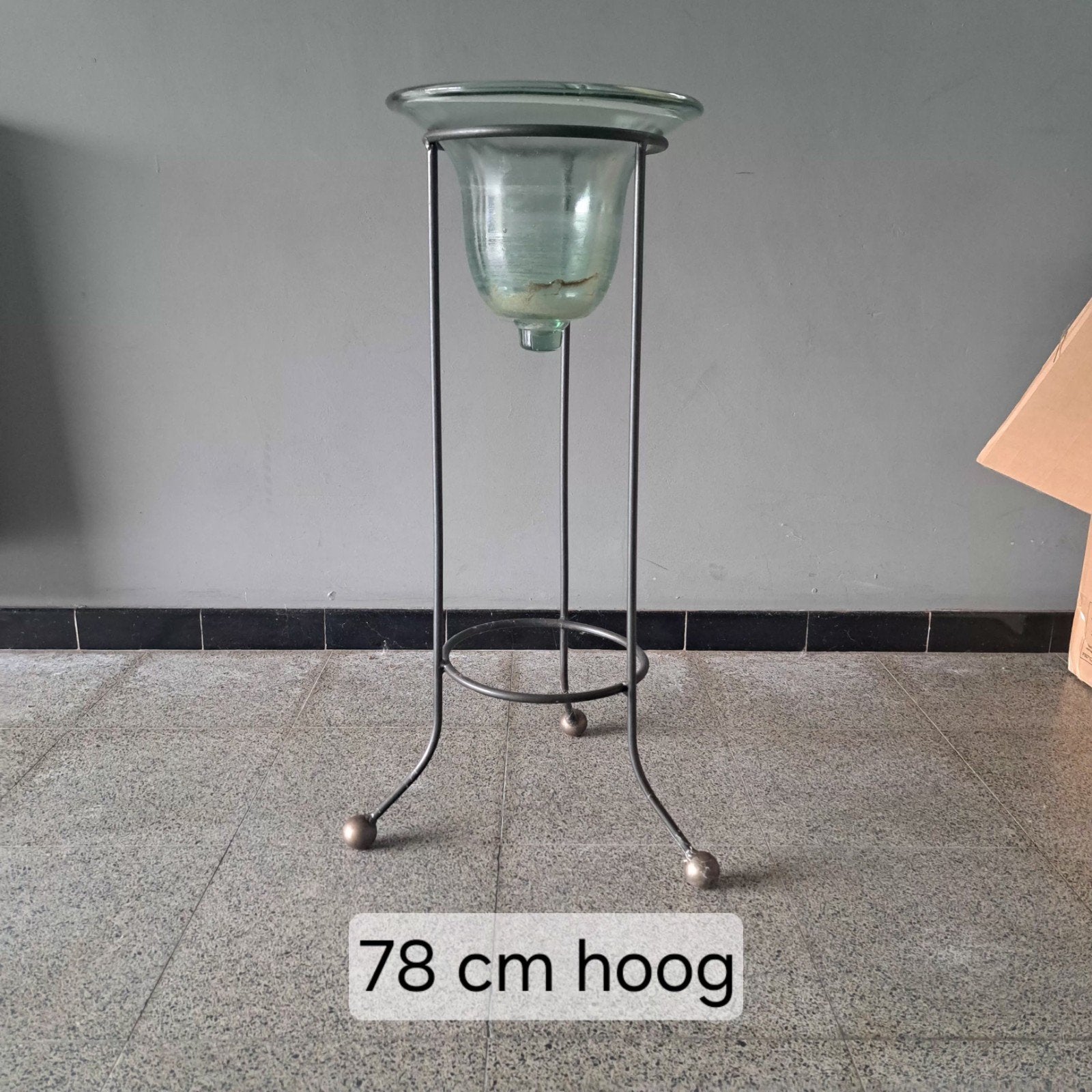 metalen staander met glazen kelk /vaas, Ophalen, Zo goed als nieuw