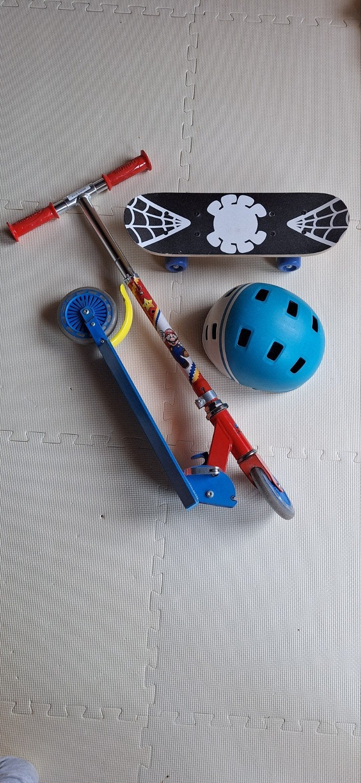 Starterskit step, skateboard, helm, Enfants & Bébés, Jouets | Extérieur | Jeu d'action, Enlèvement, Utilisé