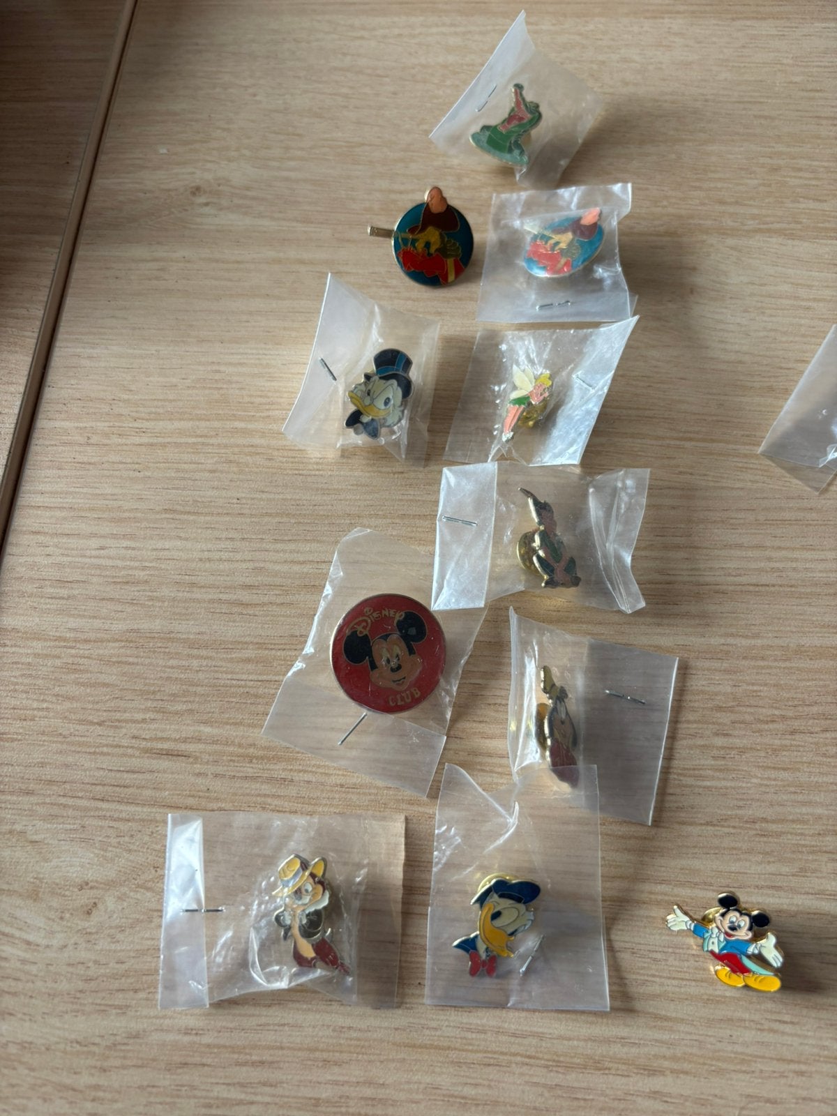 Pin’s vintage - Disney, voiture, foitball, Enlèvement, Comme neuf