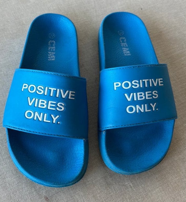 CEMI slippers blauw ‘positive vibes only’, Gebruikt, Jongen of Meisje, Overige typen, Ophalen of Verzenden