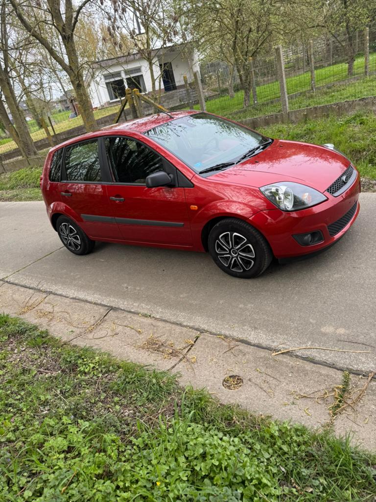 Ford fiesta 1.3 benzine euro4 bj2005 km33750 1j garantie, Emergency brake assist, Bedrijf, Handgeschakeld, 5 deurs