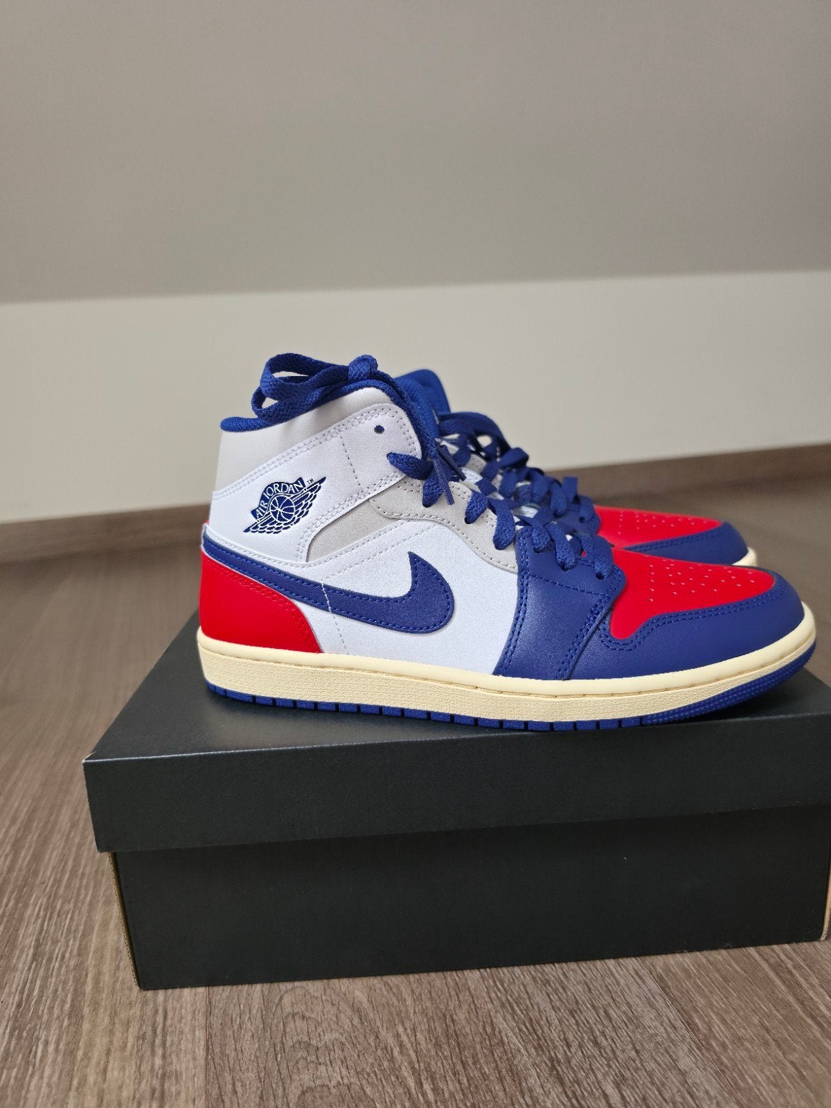 Nike Air Jordan 1 Mid, Vêtements | Hommes, Chaussures, Neuf, Enlèvement ou Envoi, Nike air Jordan, Baskets