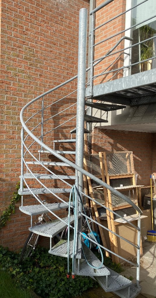 Escalier en colimaçon galvanisé et balcon, Bricolage & Construction, Enlèvement, Comme neuf, Escalier, 2 à 4 mètres