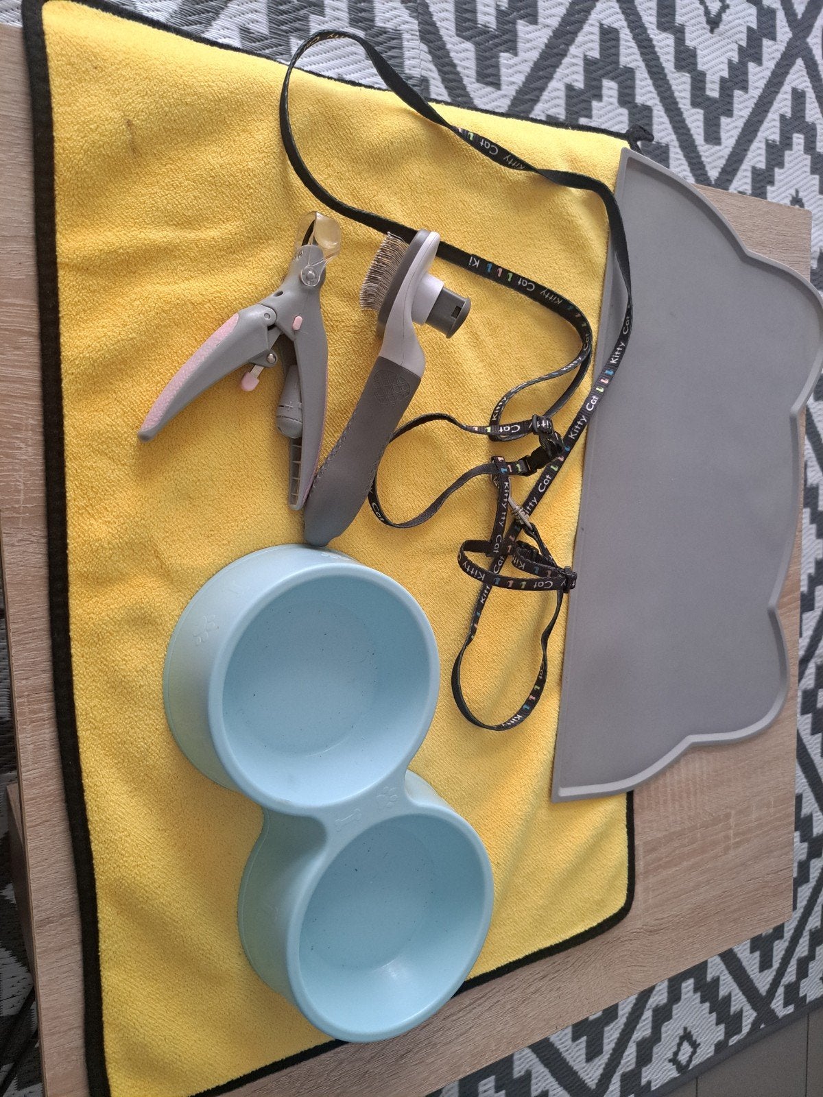 Kattenspullen pakket – eetbak, kam, nagelknipper,..., Enlèvement, Comme neuf