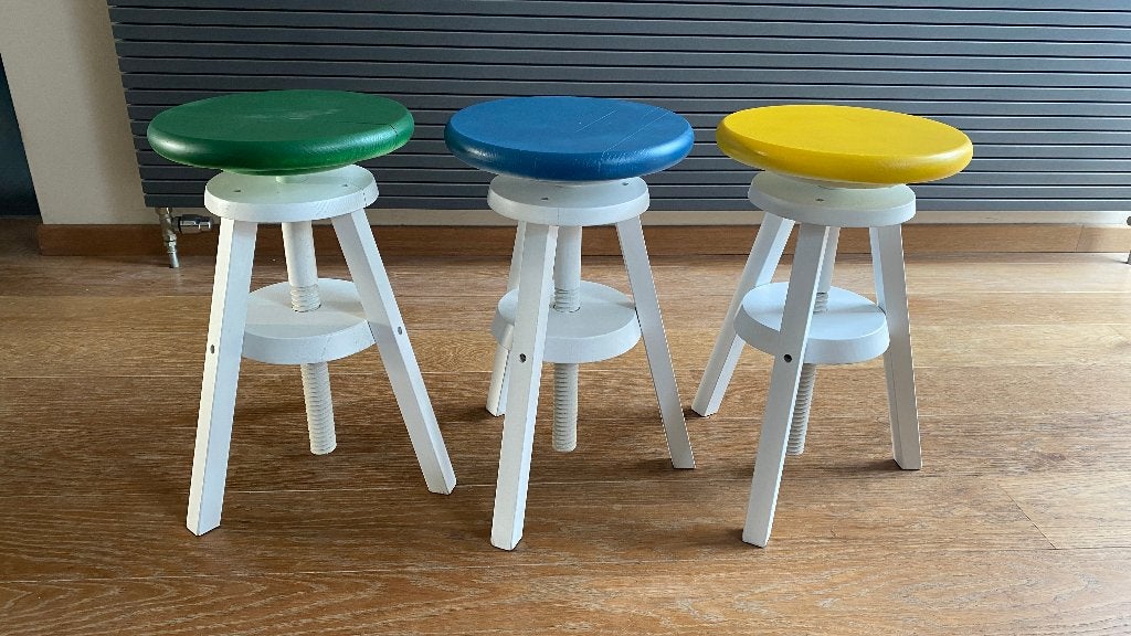 Set van 3 in hoogte verstelbare houten krukken, Huis en Inrichting, Krukjes, Gebruikt, Hout, In hoogte verstelbaar, Ophalen