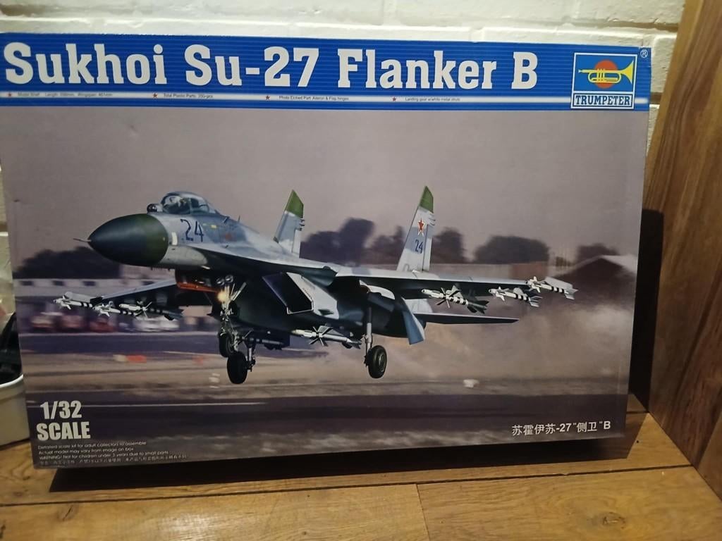 Trumpeter (02224): Sukhoï SU-27 Flanker B au 1:32, Neuf, Enlèvement ou Envoi, Avion, Plus grand que 1:72