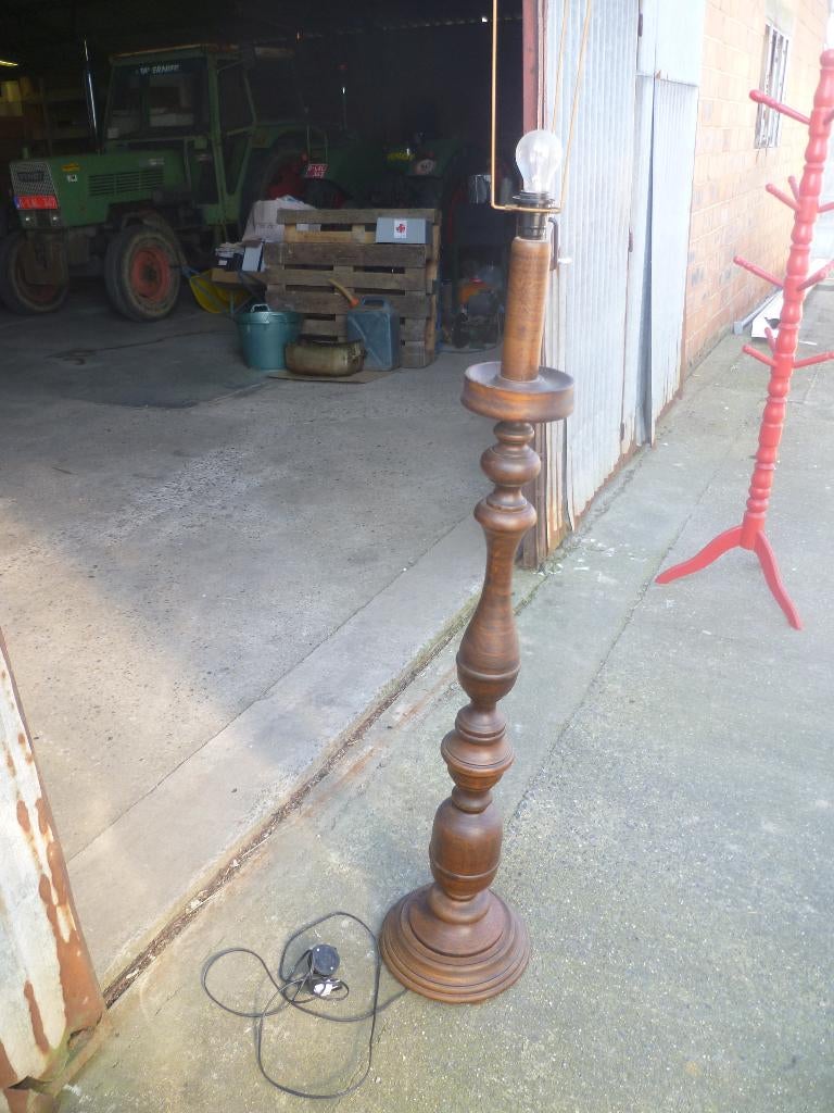 HOOGE STAANDE HOUTEN LAMPADAIRE, Ophalen