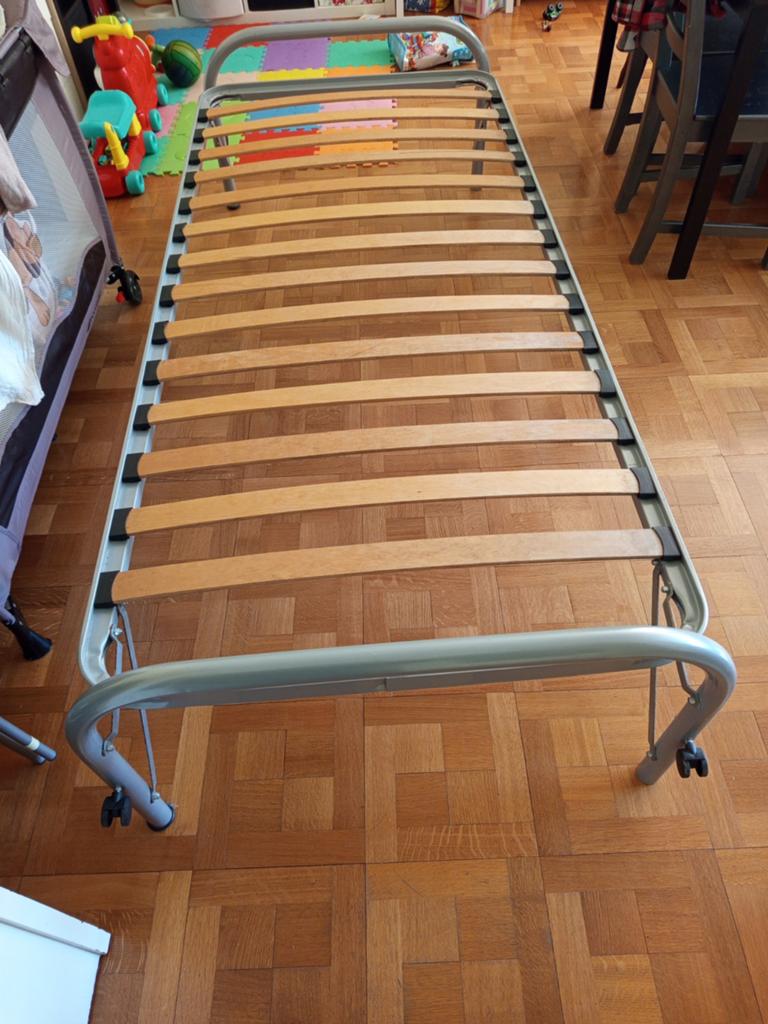 Opvouwbare bedbodem / bedframe voor 90x200 met 3 wielen, Huis en Inrichting, Slaapkamer | Bedden, Ophalen, 90 cm, Eenpersoons