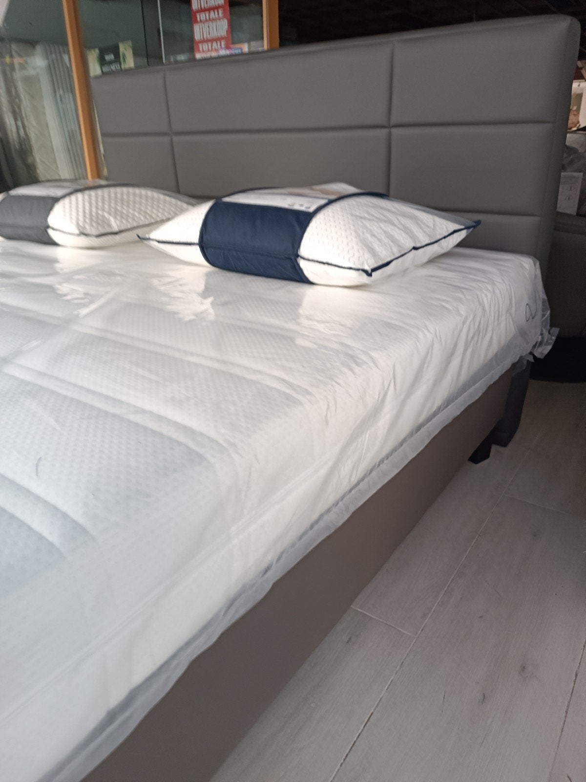 Nieuwe luxe boxspring choco kleur+matras+kussens tempur, Ophalen of Verzenden