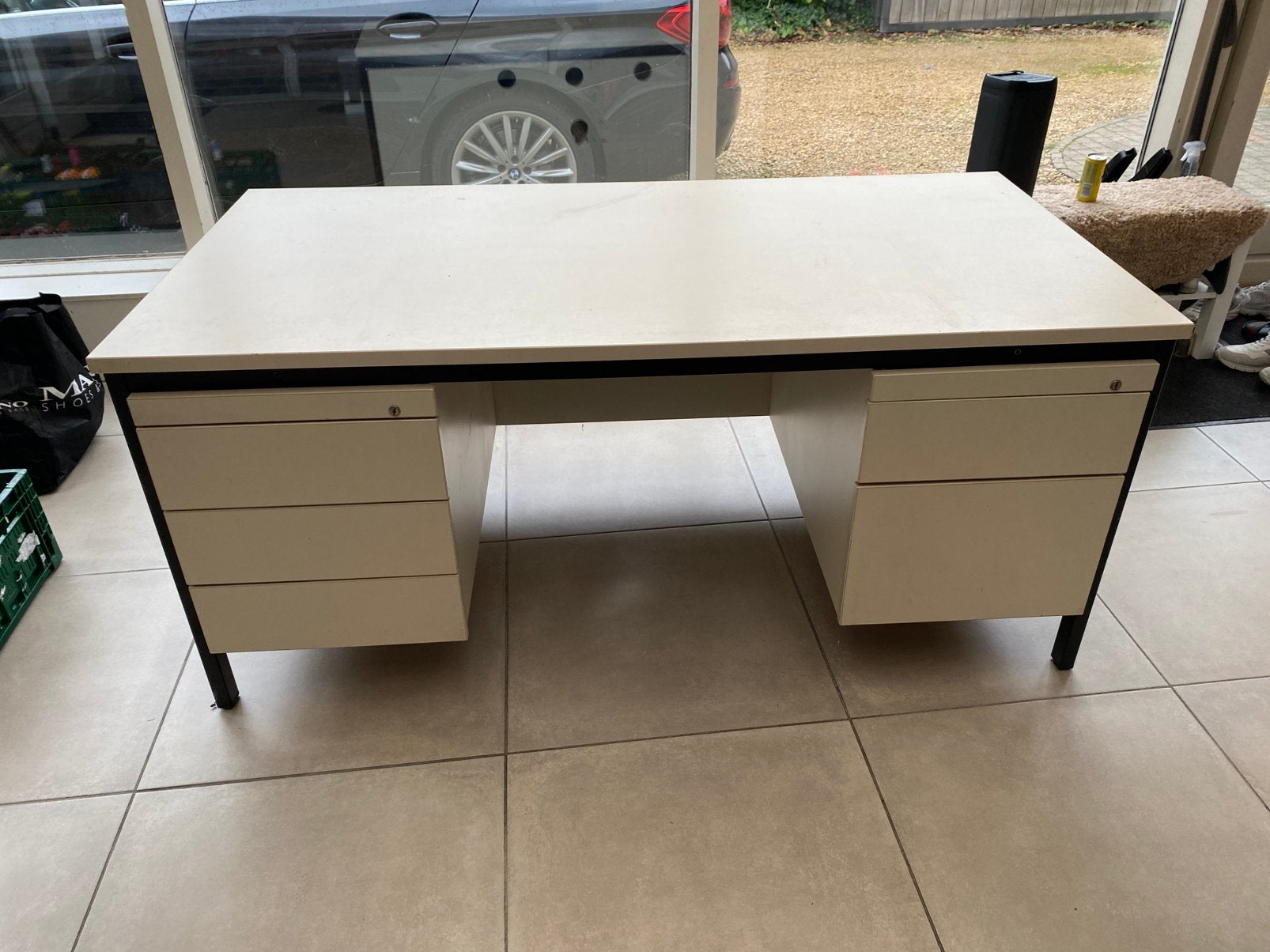Bureau, Enlèvement, Utilisé