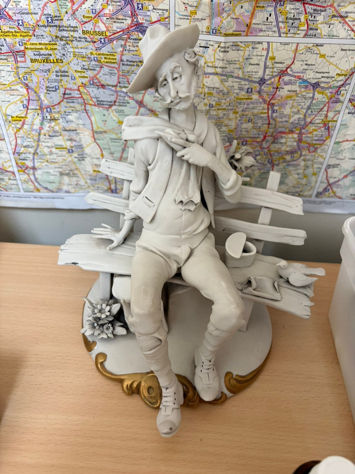 Mooie Capodimonte beeldje – Oude man met duiven – Gesigneerd, Enlèvement, Comme neuf