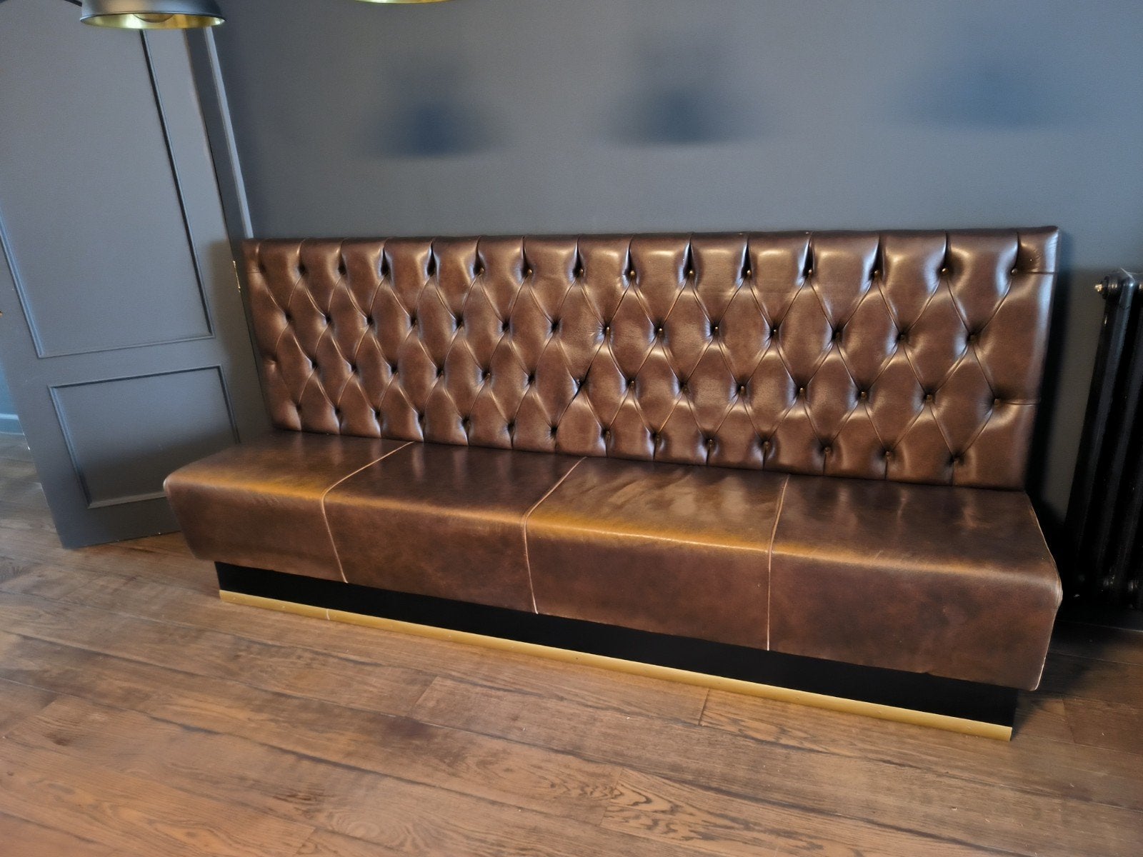 Grande banquette capitonnée style Chesterfield en cuir., Enlèvement, Cuir