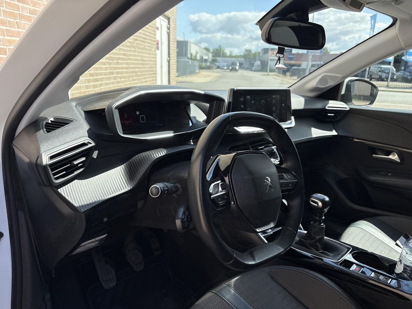 Peugeot 208 1.2 PureTech Allure | € 5.950,- NETTO! | Climate, Auto's, Wit, Handgeschakeld, 97 g/km, Parkeersensor