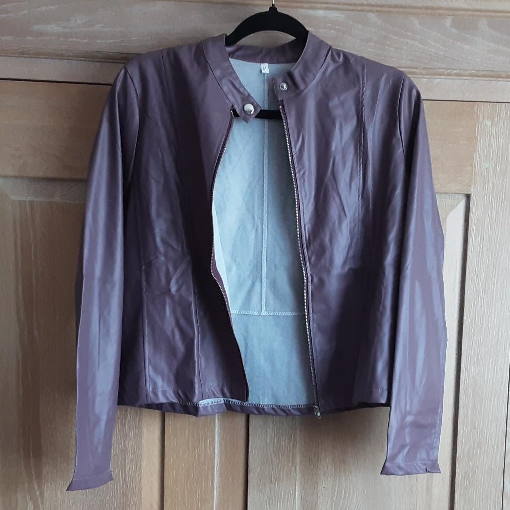 Splinternieuwe fijne lederlook jasje, M, Neuf, Taille 38/40 (M), Enlèvement ou Envoi, Violet