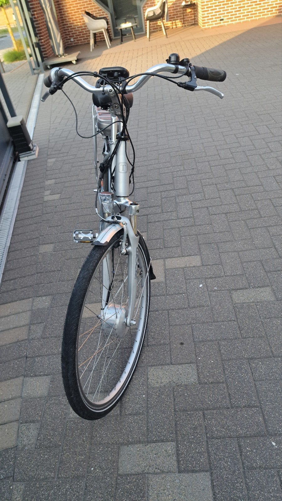 Electriche dames fiets., Ophalen