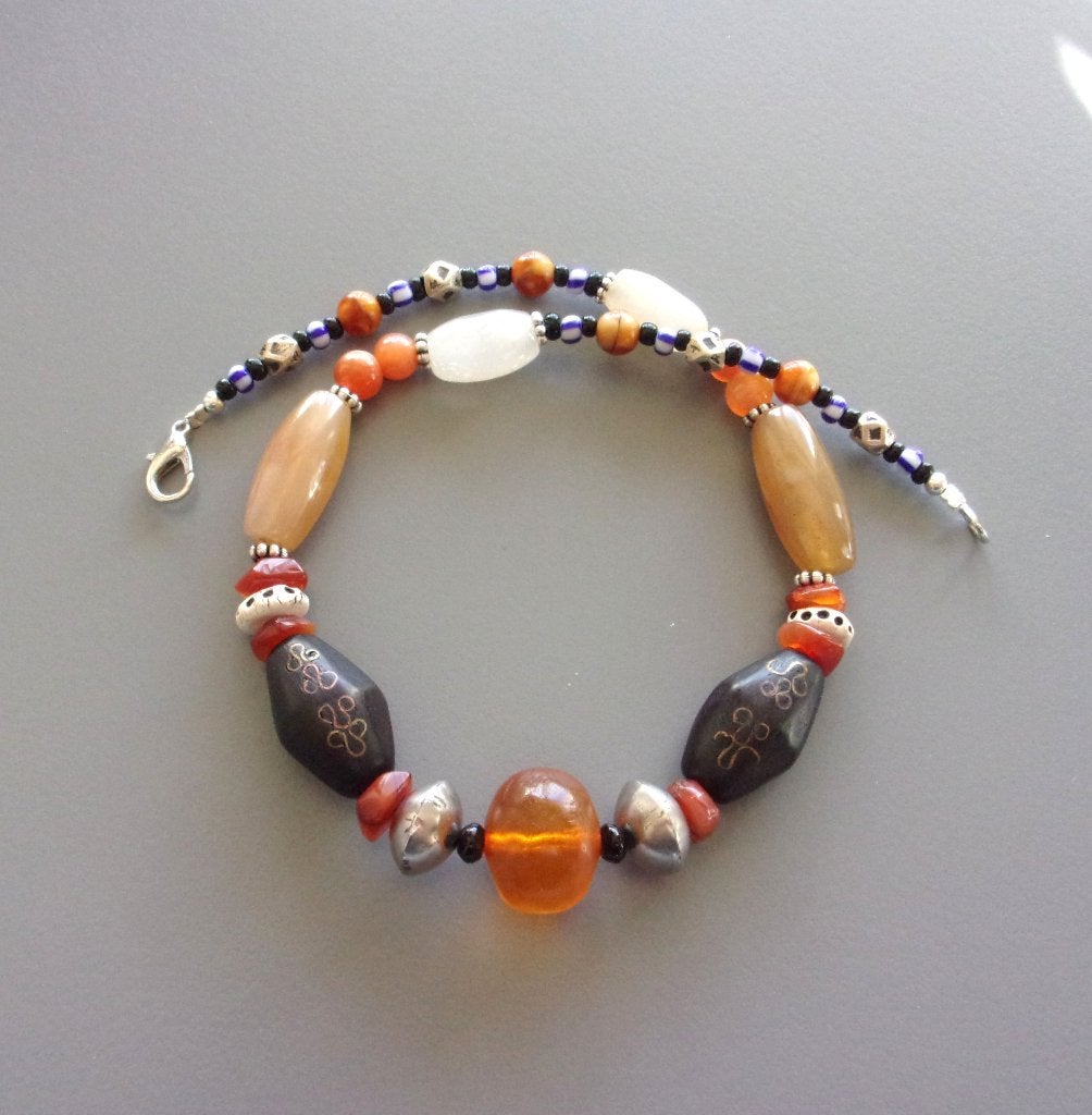 Afrikaanse ketting in zwart en amber agaat en Toeareg kralen, Nieuw, Oranje, Ophalen of Verzenden, Steen of Mineraal