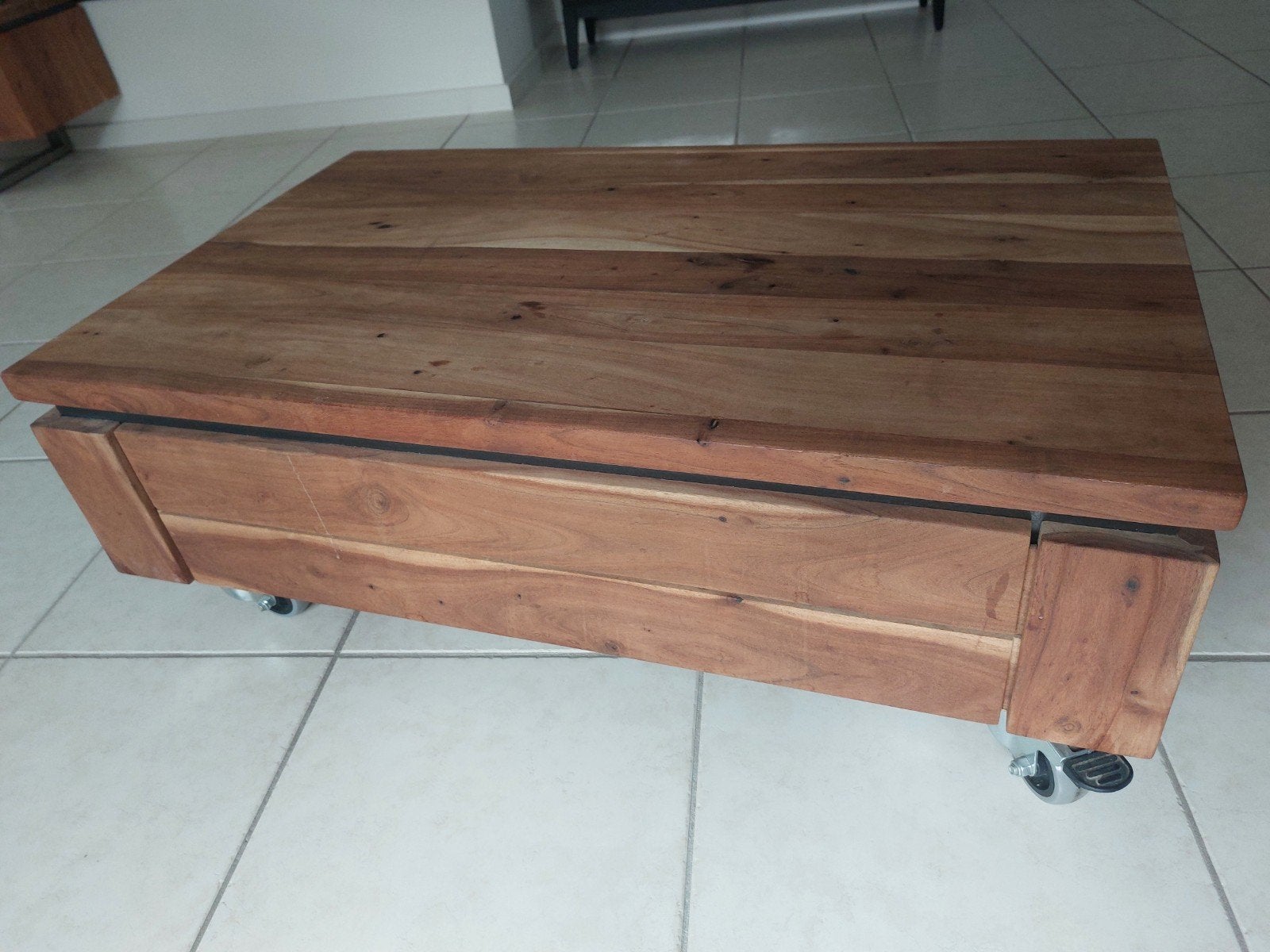 massief houten salontafel, Huis en Inrichting, Ophalen, Zo goed als nieuw