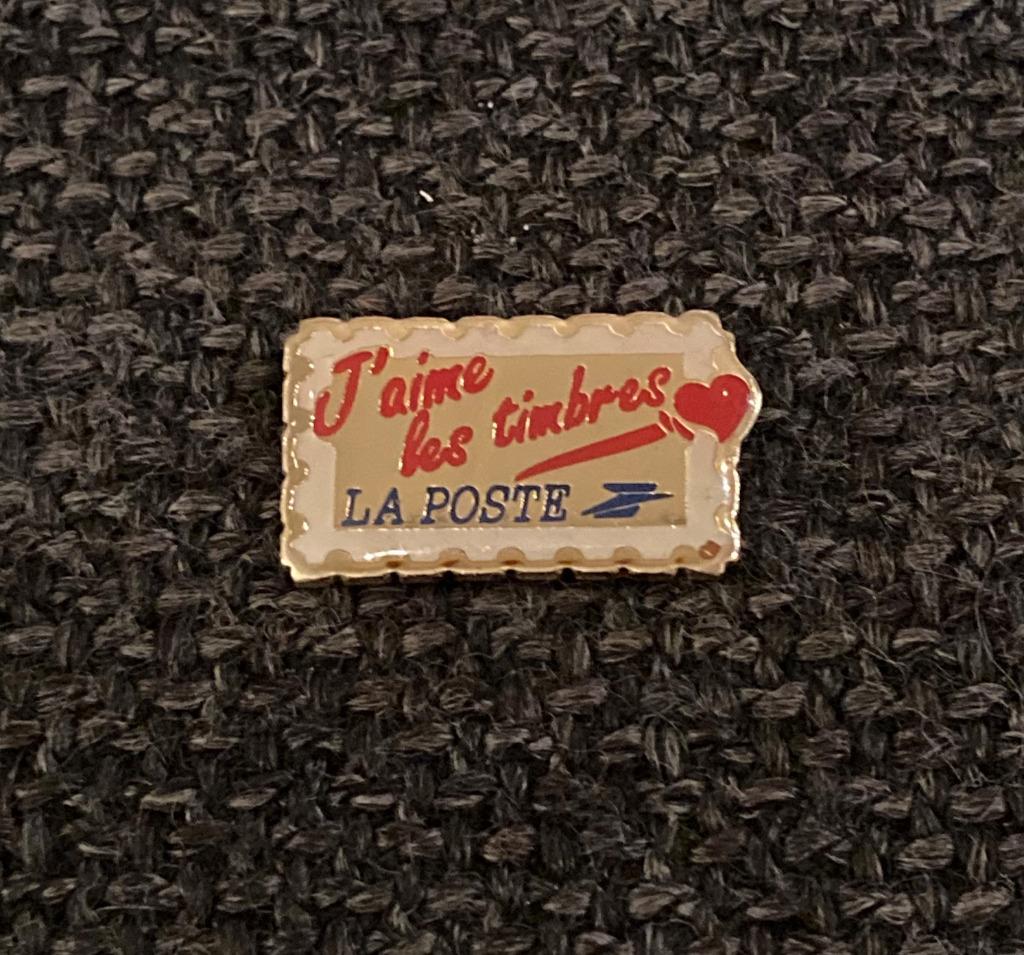 PIN - LA POSTE - J'AIME LES TIMBRES, Envoi, Utilisé, Autres sujets/thèmes, Insigne ou Pin's
