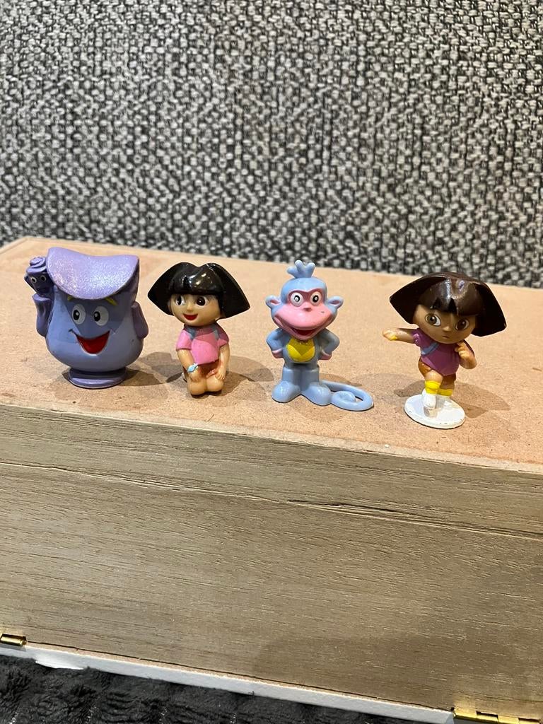 Ensemble de 4 personnages  Dora, Enlèvement ou Envoi, Comme neuf