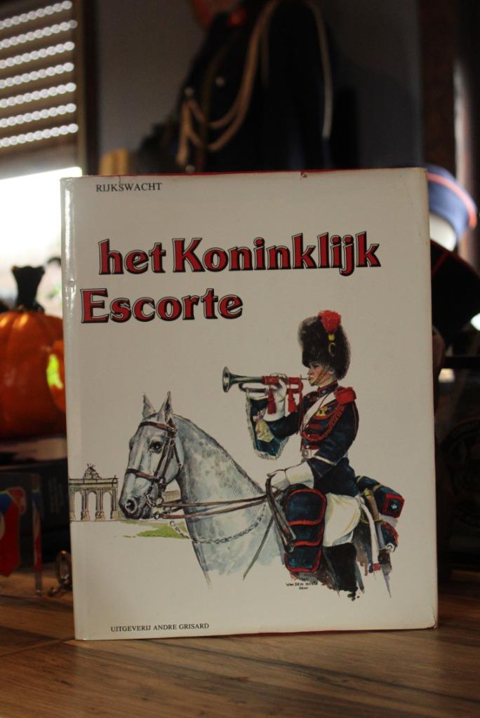 RIJKSWACHT HET KONINKLIJKE ESCORTE   BOEK  NL, Verzamelen, Ophalen of Verzenden, Rijkswacht, Boek of Tijdschrift