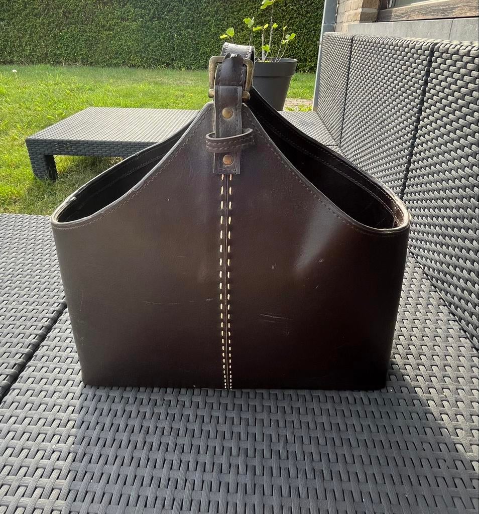 Tas voor tijdschriften in leer, Ophalen, Gebruikt