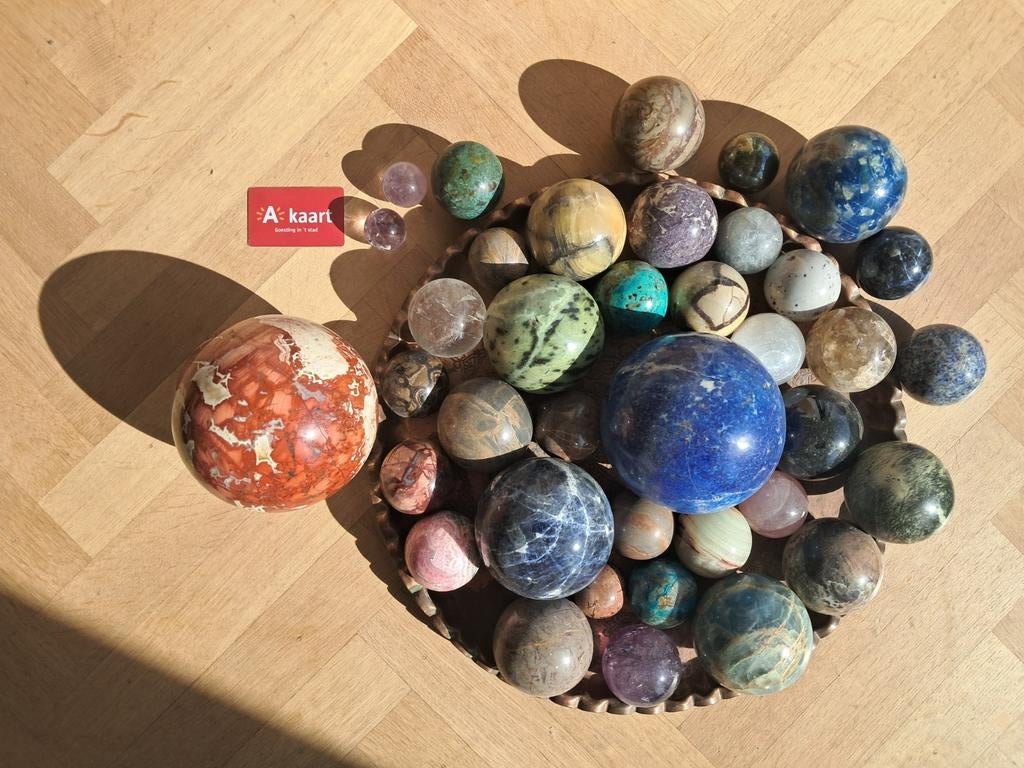 Collectie van 37 bollen in steen, marmer en half edelsteen., Ophalen