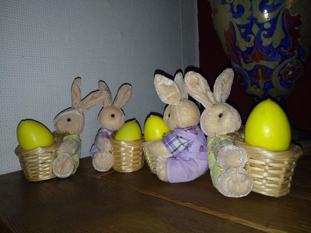 Set van 4 hele schattige knuffelkonijnen met klein mandje +, Huis en Inrichting, Woonaccessoires | Vazen, Ophalen of Verzenden