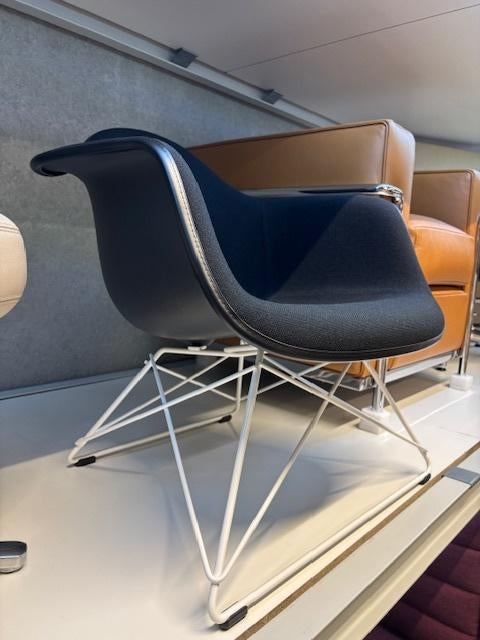 Vitra Eames LAR stoel, Stof, Zwart, Design, Nieuw