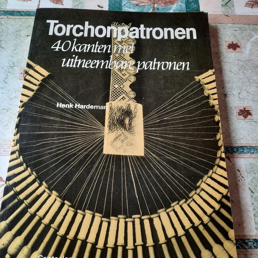 Kantkloskussens. Boek torchanpatronen. Kruisje, Enlèvement