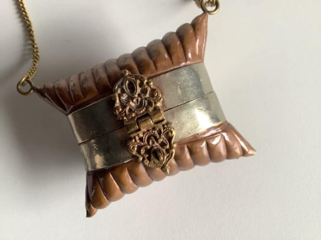 oud tasje met koperen sluiting, Antiek en Kunst, Ophalen of Verzenden, Koper