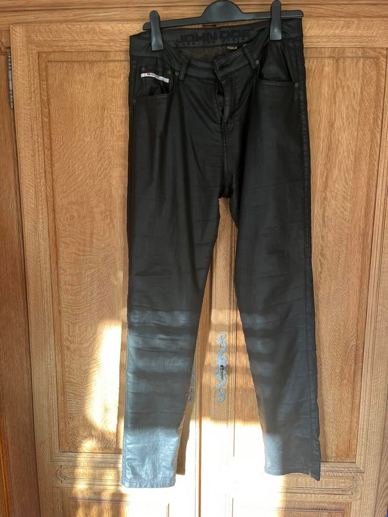 Motorbroek JOHN DOE, Ophalen