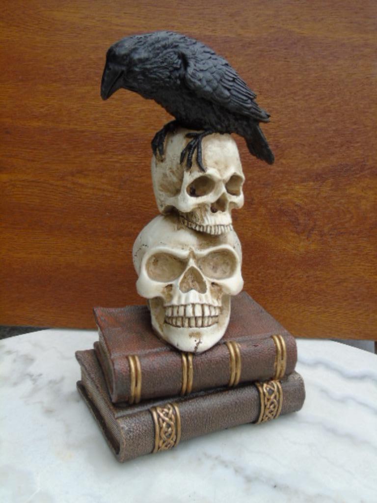 oiseau sur 2 cranes et 2 livres , déco halloween, Enlèvement, Neuf, Décoration