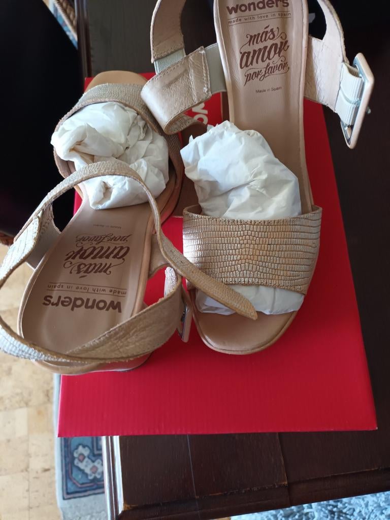 Nieuw paar zomerschoenen van "WONDER'S", Ophalen of Verzenden, Nieuw, Beige