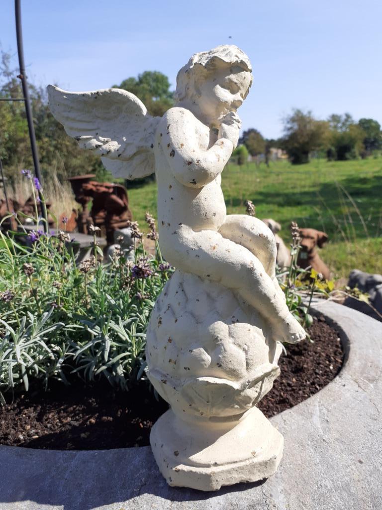 SUPERBE ANGE,ANGELOT  SUR POMME DE PIN EN FONTE PATINEE, Enlèvement ou Envoi, Neuf, Autres matériaux, Ange