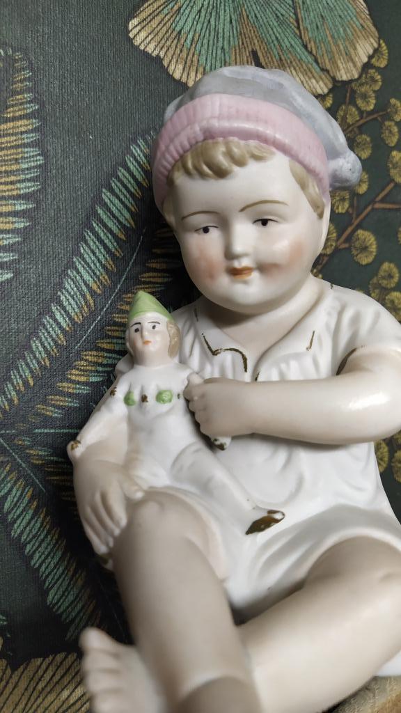Statuette de bébé en biscuit, Enlèvement ou Envoi