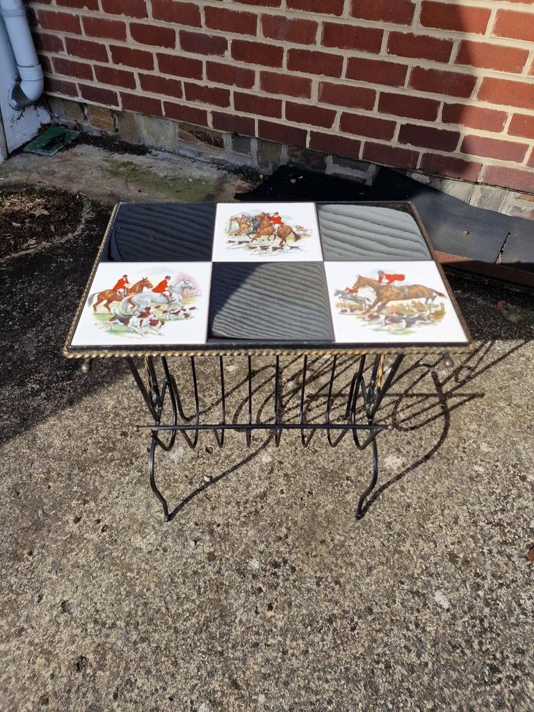Table d'appoint porte-journaux, Maison & Meubles, Tables | Tables d'appoint, Enlèvement, Comme neuf