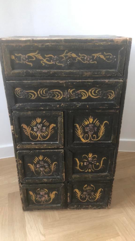 Ancienne armoire asiatique peinte à la main., Enlèvement