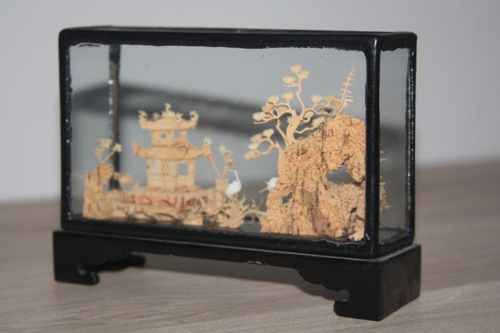 Glazen expo kistje met kurksnijwerk , China souvenir, Collections, Collections Autre, Comme neuf, Enlèvement ou Envoi