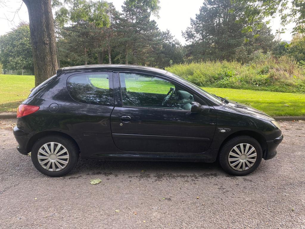 Peugeot 206 1100cc benzine MOD 2004 zwart ctok, Auto's, Voorwielaandrijving, Stof, Zwart, 4 cilinders