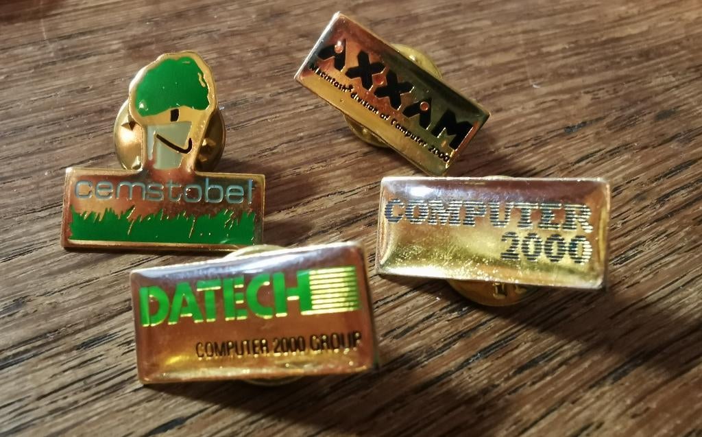 Vintage pins bedrijven Computer 2000 - Cemstobel. Prijs/st., Ophalen of Verzenden, Zo goed als nieuw, Merk, Speldje of Pin